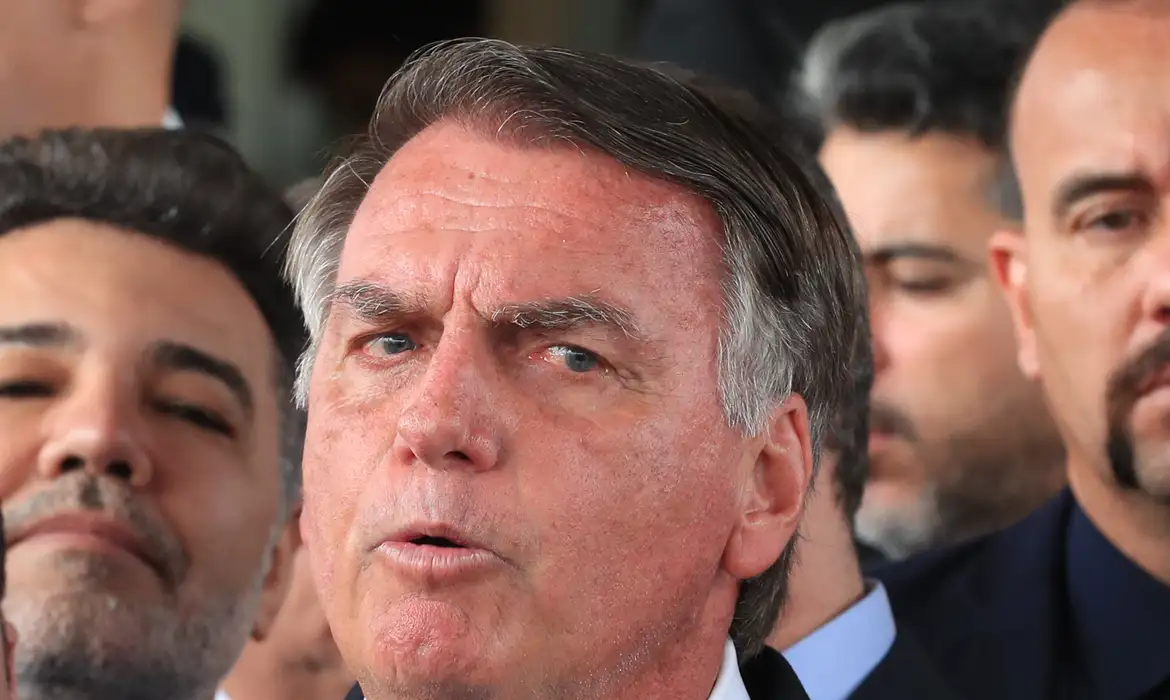 Bolsonaro adia apoio a candidatura de Tarcísio e prioriza estratégia contra prisão iminente pelo STF