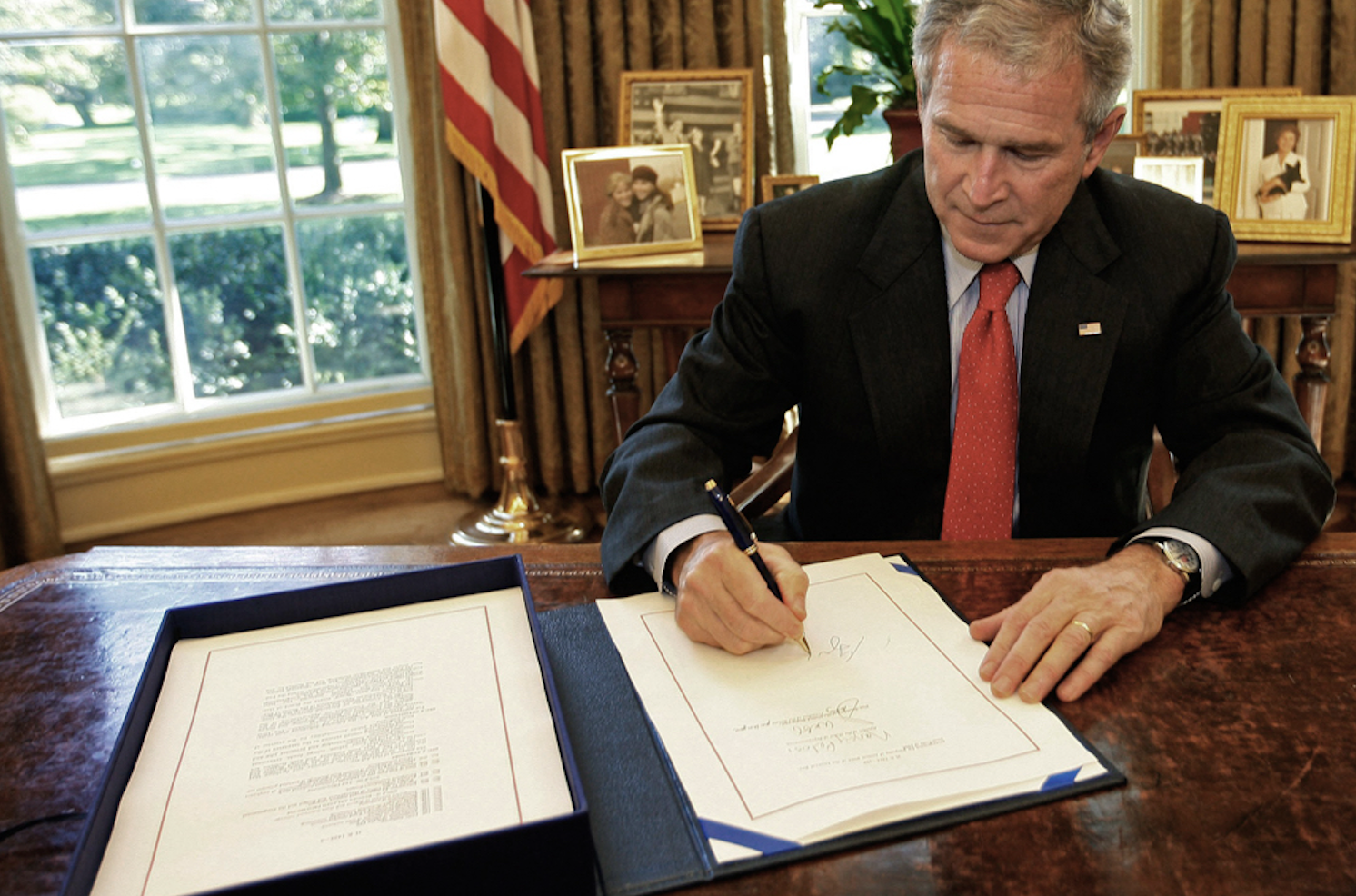 美国总统布什签署金融危机的 7000 亿美元纾困案