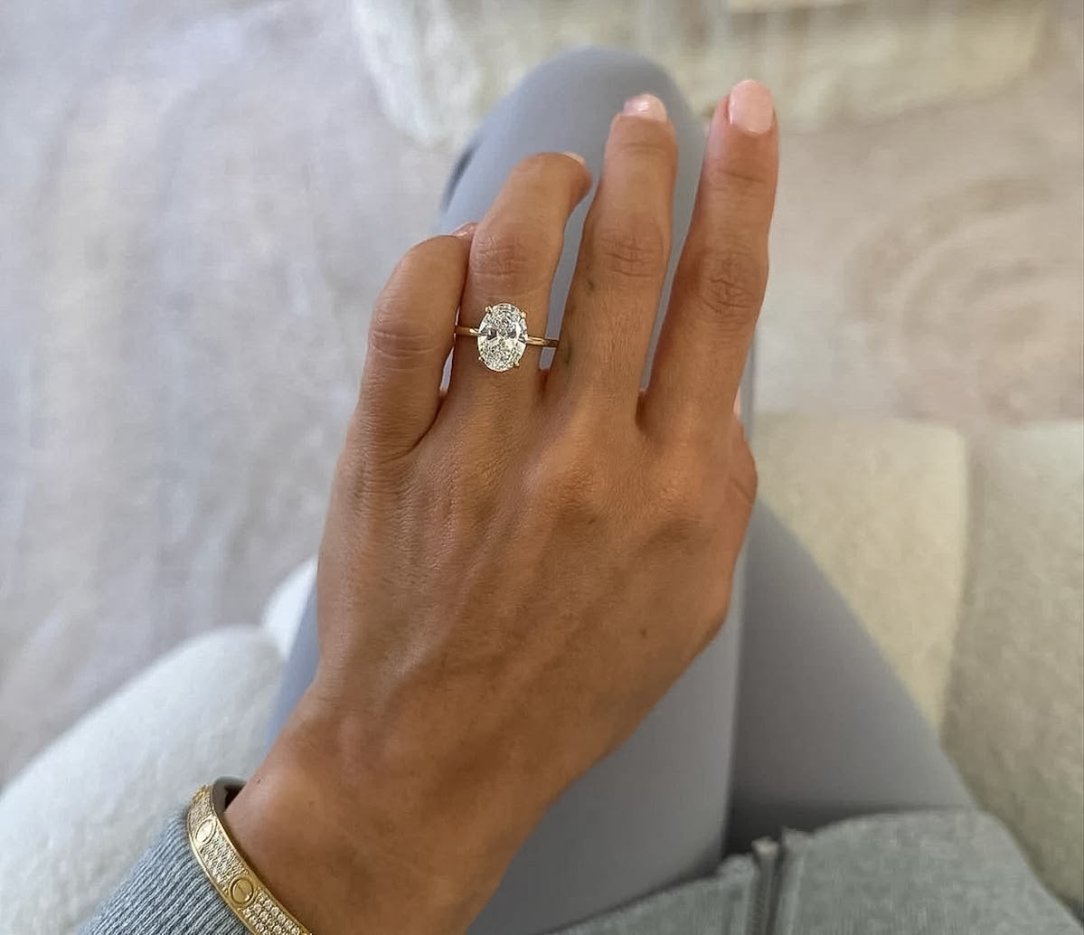 Oval cut engagement ring