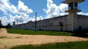 Policiais que aceitavam propina para deixar entrar objetos ‘proibidos’ em presídio de Rondônia são alvos de operação