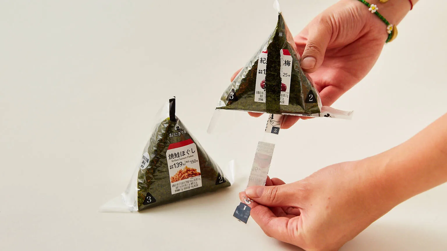 The numbers on the packaging indicate the unwrapping order. Photo credit: Kisa Toyoshima.