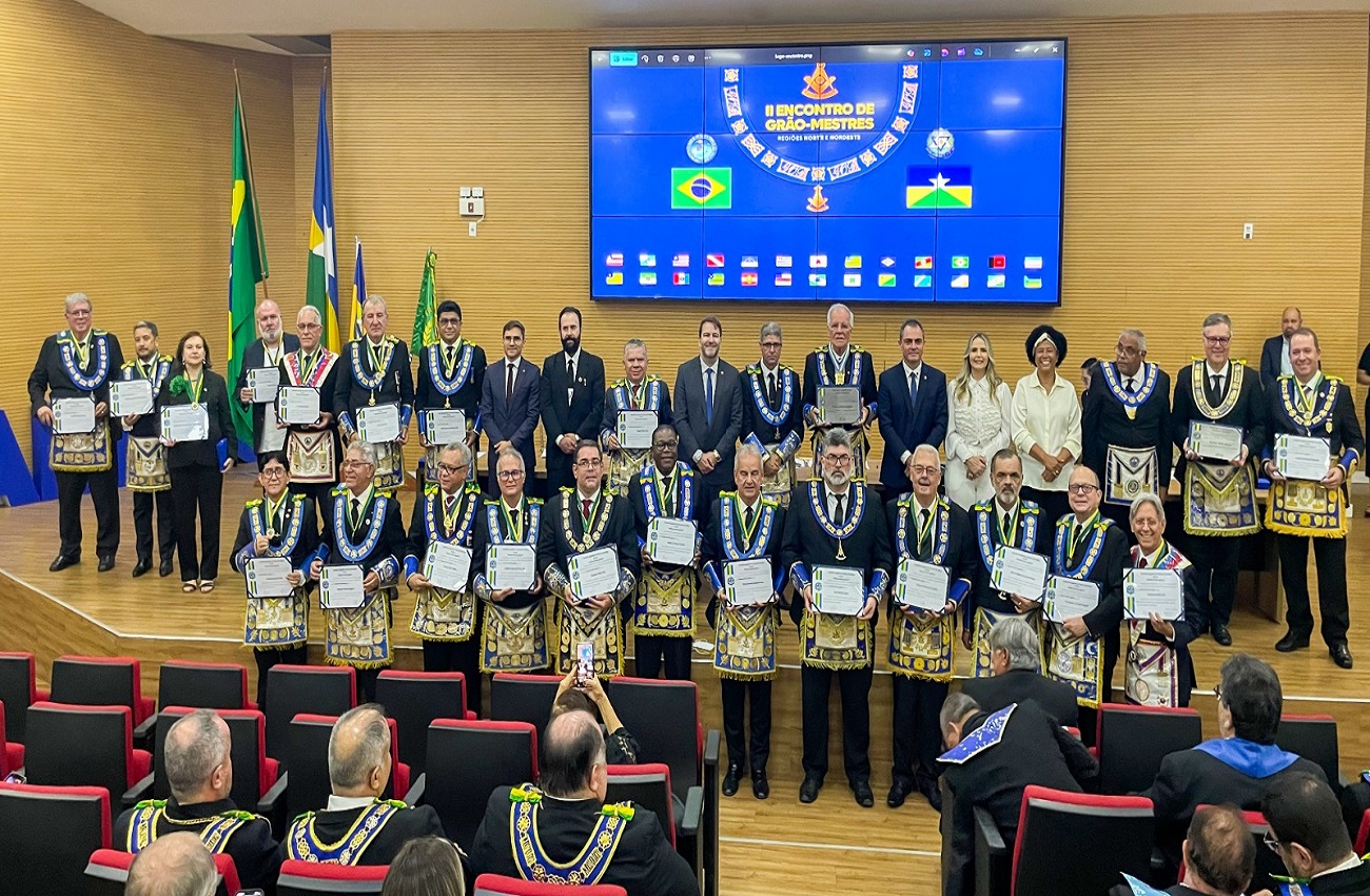 Alex Redano realiza sessão solene em homenagem à Maçonaria