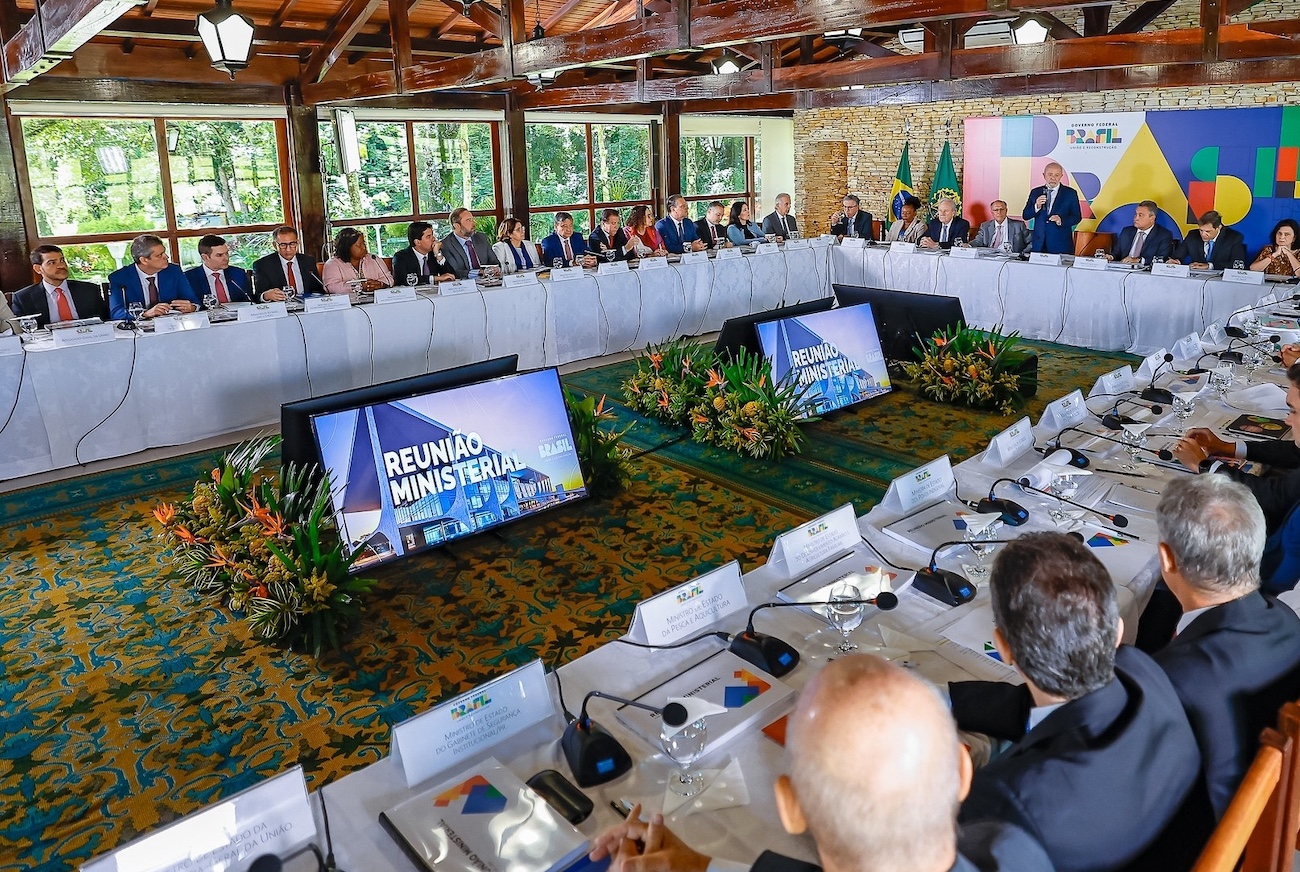 Lula admite possibilidade de não disputar 2026 após "encontros com a morte"