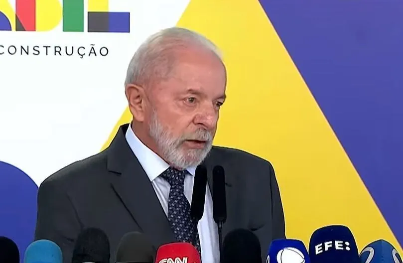 "Isso que é uma prática terrorista", diz Lula sobre atuação de Eduardo Bolsonaro nos EUA