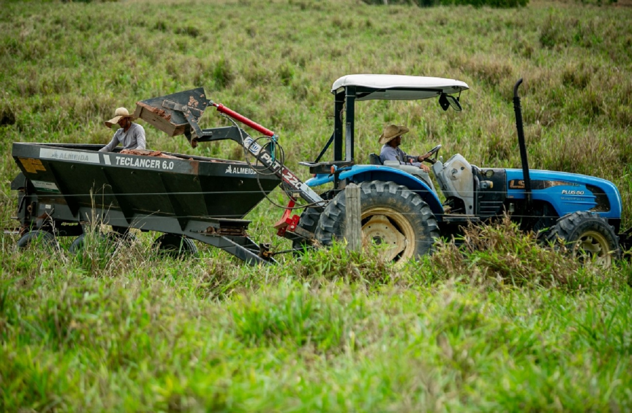 Ezequiel Neiva fortalece produção rural em Vale do Anari com apoio a associações e distribuição de calcário