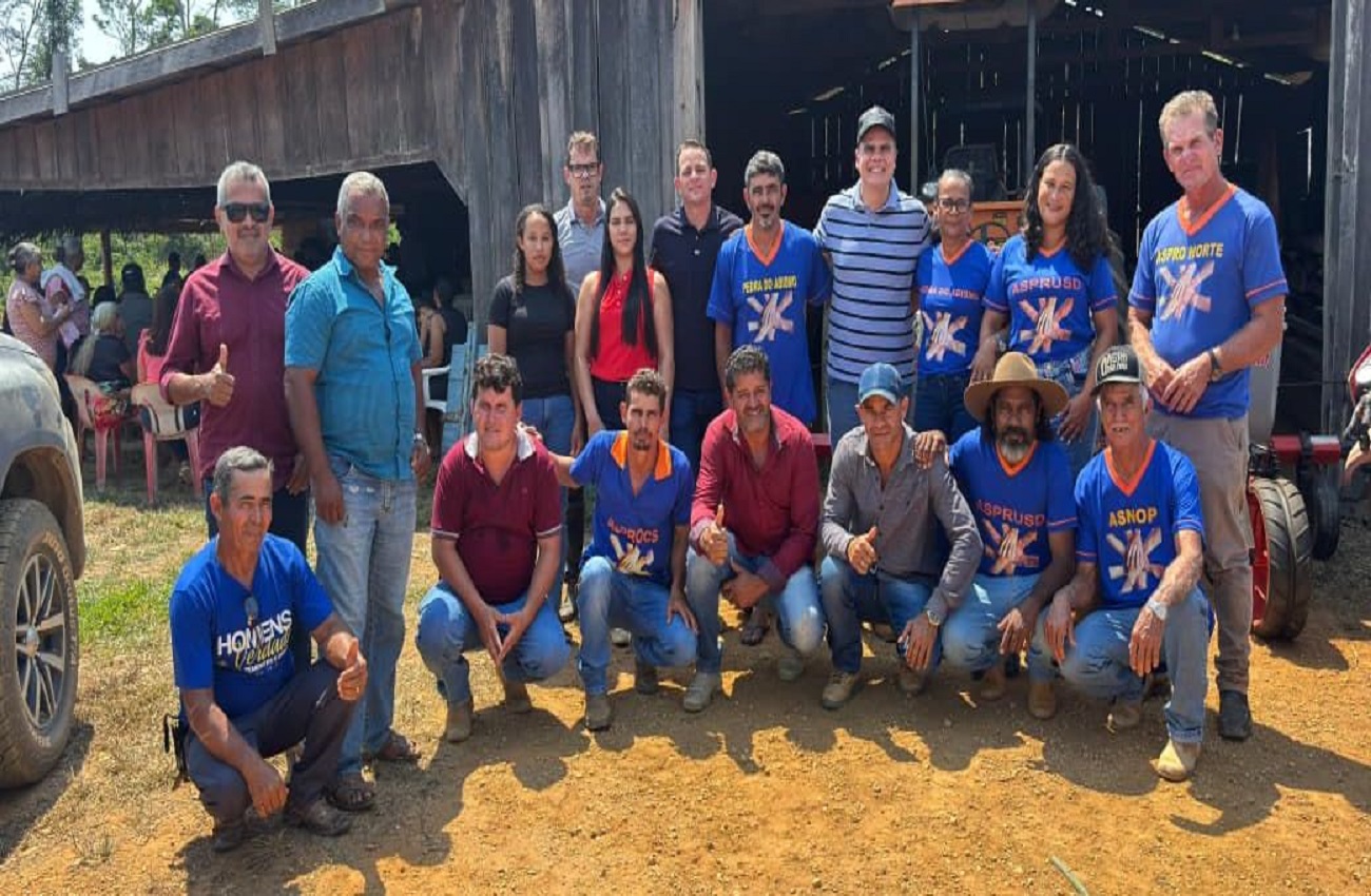 Alan Queiroz entrega plantadeira para Associação dos Produtores do P.A São Domingos, em Buritis