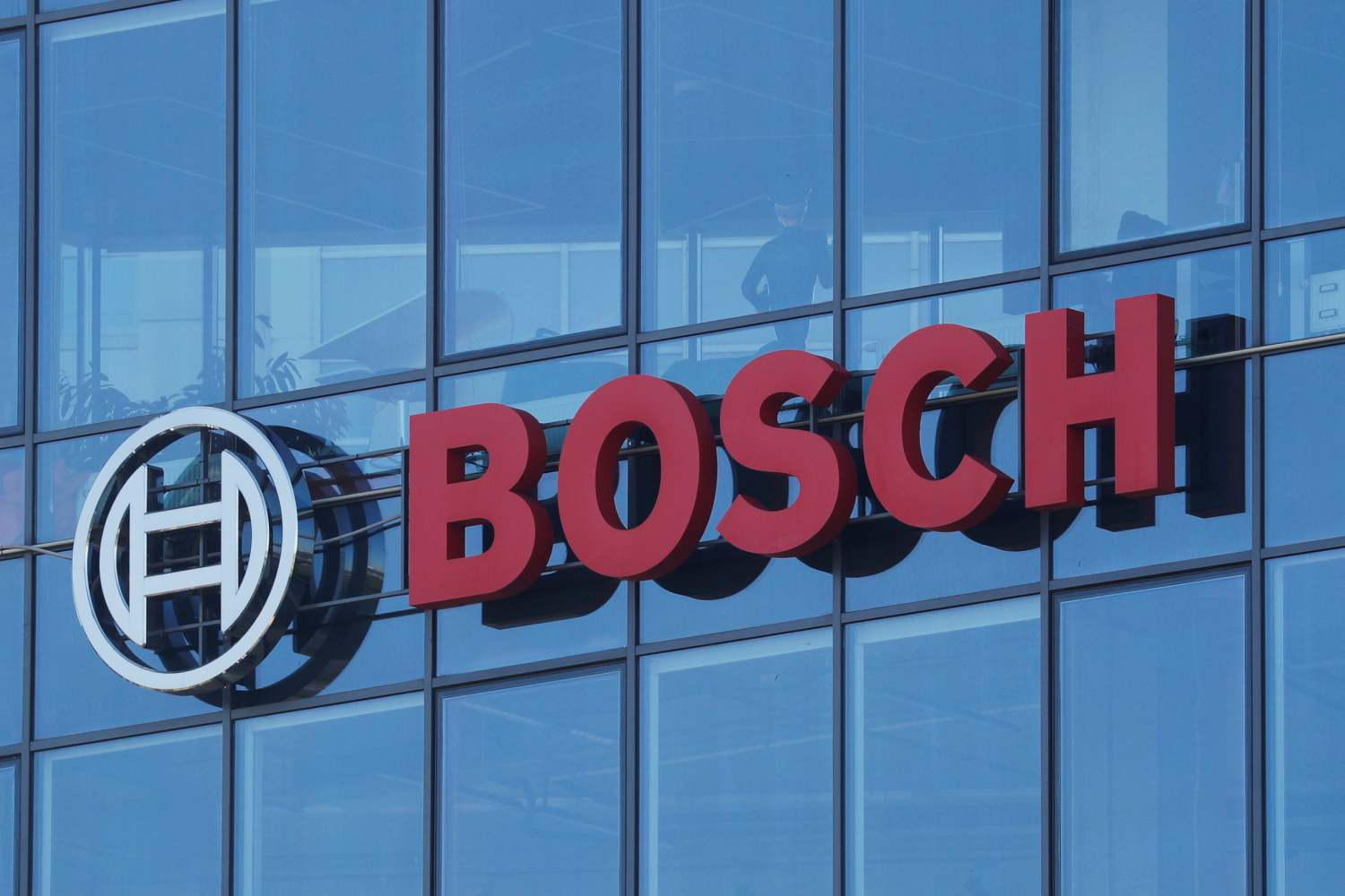 Justiça do Trabalho amplia multa da Bosch para R$ 12 milhões após conluio com peritos judiciais