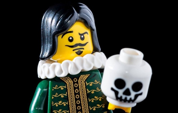 Düşüncemizin katlanması mı güzel / Zalim kaderin yumruklarına, oklarına / Yoksa diretip bela denizlerine karşı / Dur, yeter demesi mi? ( Hamlet, William Shakespeare, 1600 )