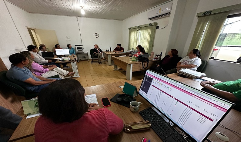 Ieda Chaves conversa com servidores da Emater em Cacoal, que buscam reajuste salarial