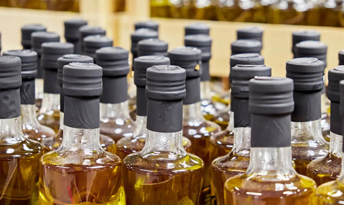 Ministério suspende 12 marcas de azeite por oferecerem risco à saúde; veja a lista