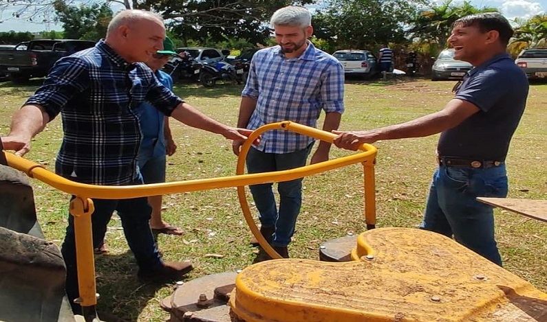 Ezequiel Neiva contempla associações rurais de Colorado do Oeste com implementos agrícolas