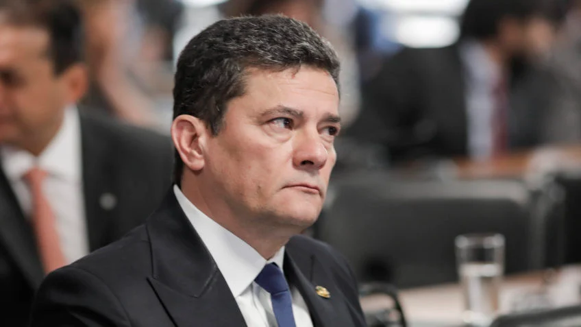 Documentos revelam que Moro e Guedes receberam alertas sobre descontos no INSS mas ignoraram
