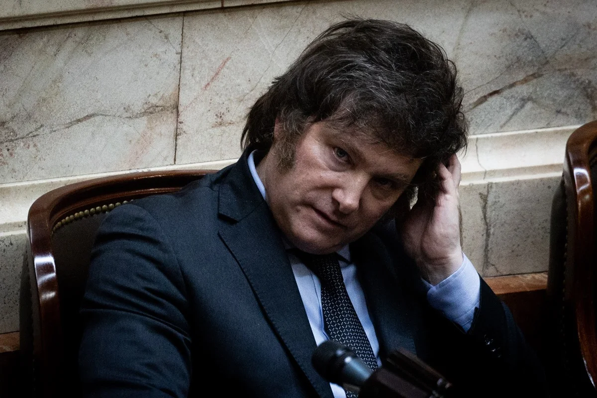 Hostilidades contra Milei: Violência nas ruas argentinas marca 2025 em meio a reformas polêmicas e crise