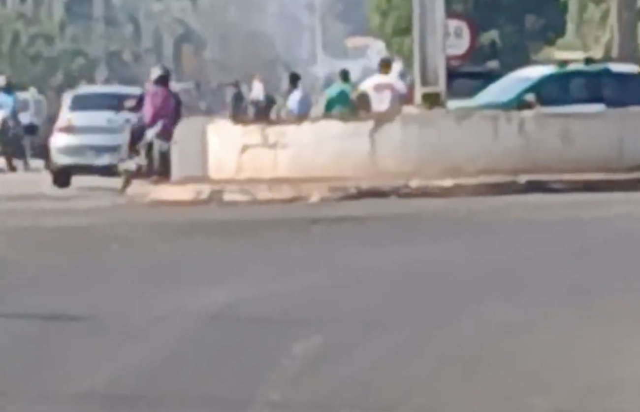 ATENÇÃO: Após PF e Ibama queimarem dragas, garimpeiros iniciam quebra-quebra em Humaitá (AM)