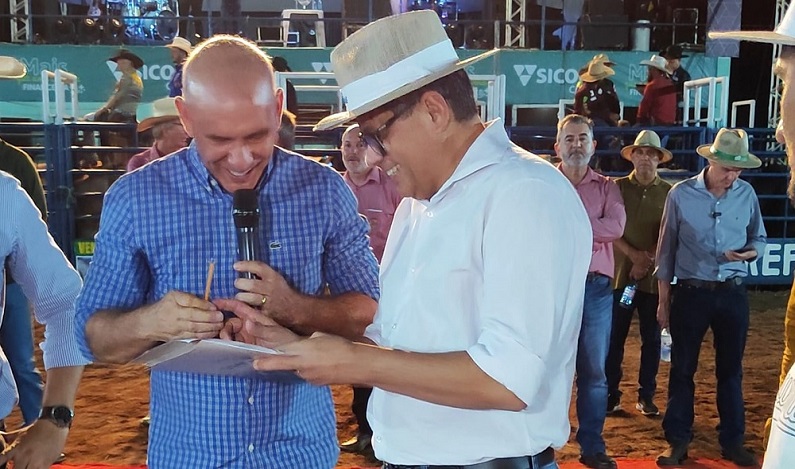 Ezequiel Neiva e prefeito Ribamar assinam ordem de serviço para construção da ponte em Colorado