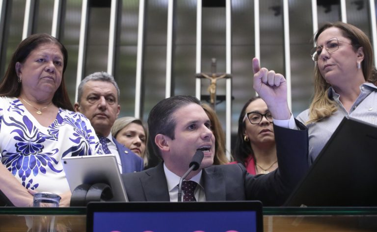 Discursos sobre denúncia contra Bolsonaro geram tumulto no Plenário; Motta cobra melhor conduta de deputados