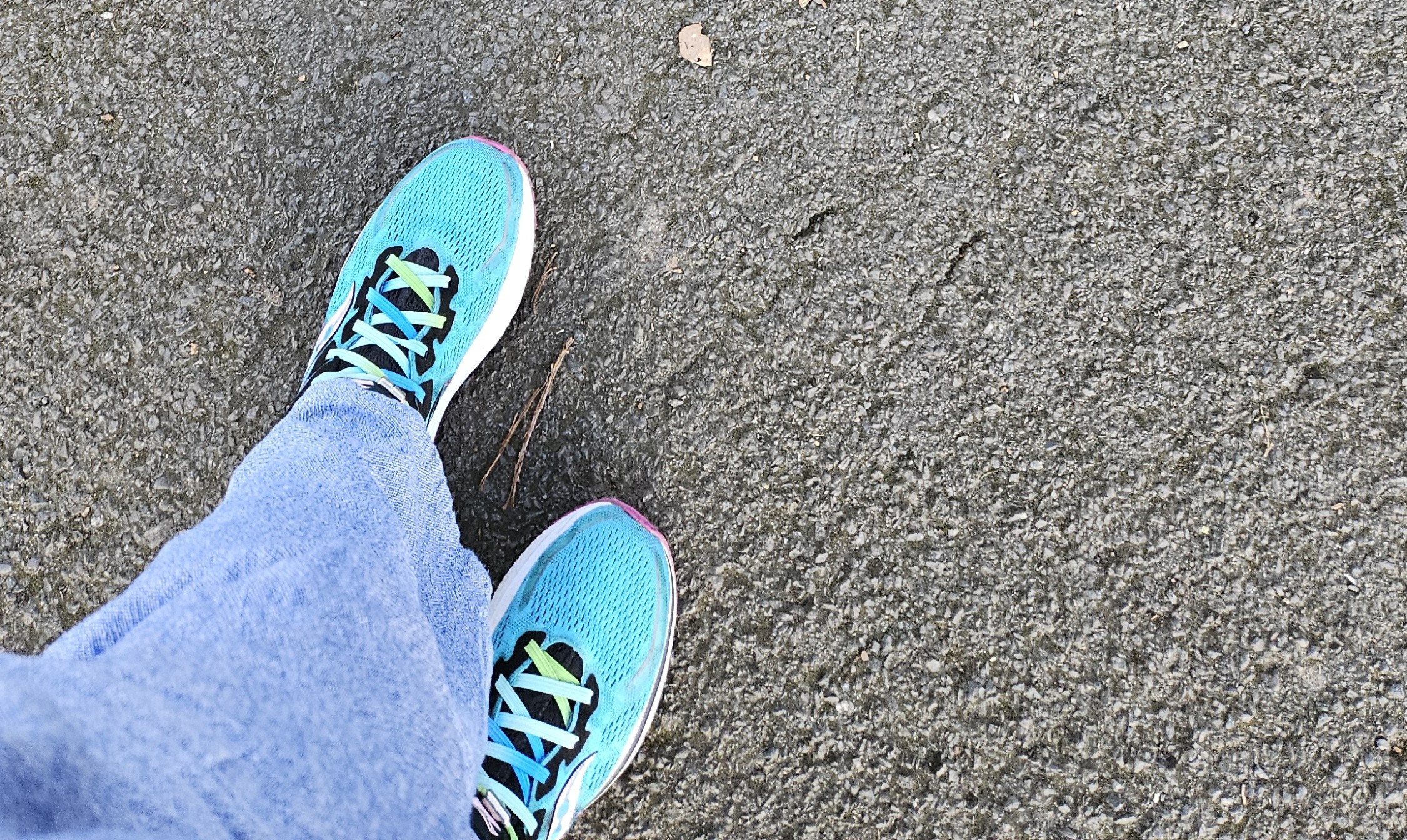 Los tenis en cuestión, unos Saucony azul celeste con detalles negros y blancos, agujetas verdeazuladas, y suelas blancas y rosas.
