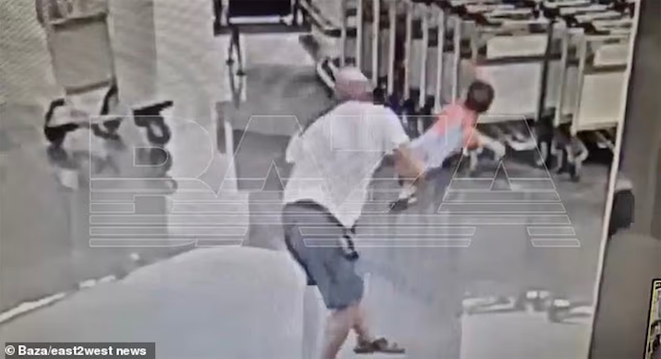 Ataque brutal a criança em aeroporto de Moscou choca o mundo; IMAGENS FORTES