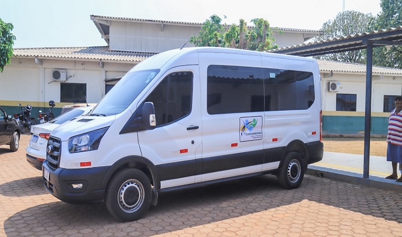 Ieda Chaves entrega van para transporte de pacientes em Castanheiras e anuncia recurso