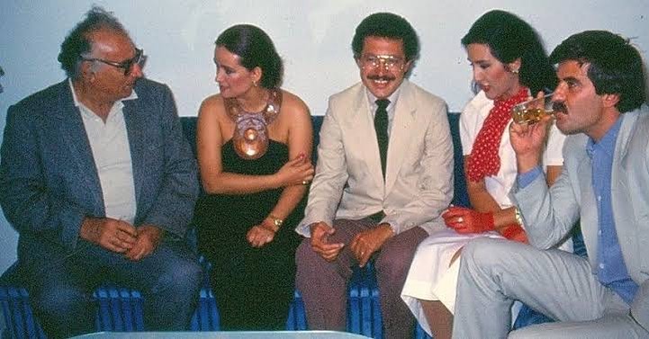1985 civarında çekilen fotoğrafta soldan sağa: Yaşar Kemal, Müjde Ar, Zülfü Livaneli, Nükhet Duru, Tarık Akan.