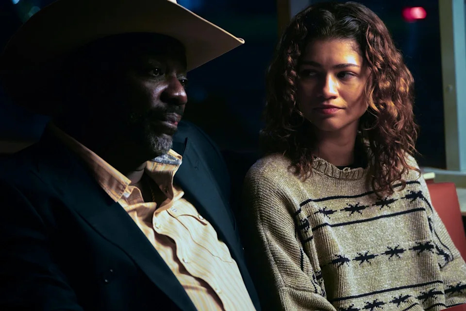 Diziye son sezonunda giren Adewale Akinnuoye-Agbaje’ye (solda) özellikle dikkat çekmek isterim. Yıllar önce yine oldukça sert bir HBO yapımı olan Oz’da, daha sonra da Lost’ta yıldızlaşan oyuncu, bunca zaman sonra Alamo Brown isimli akılda kalıcı bir karakterle potansiyelini yeniden yakalamış.