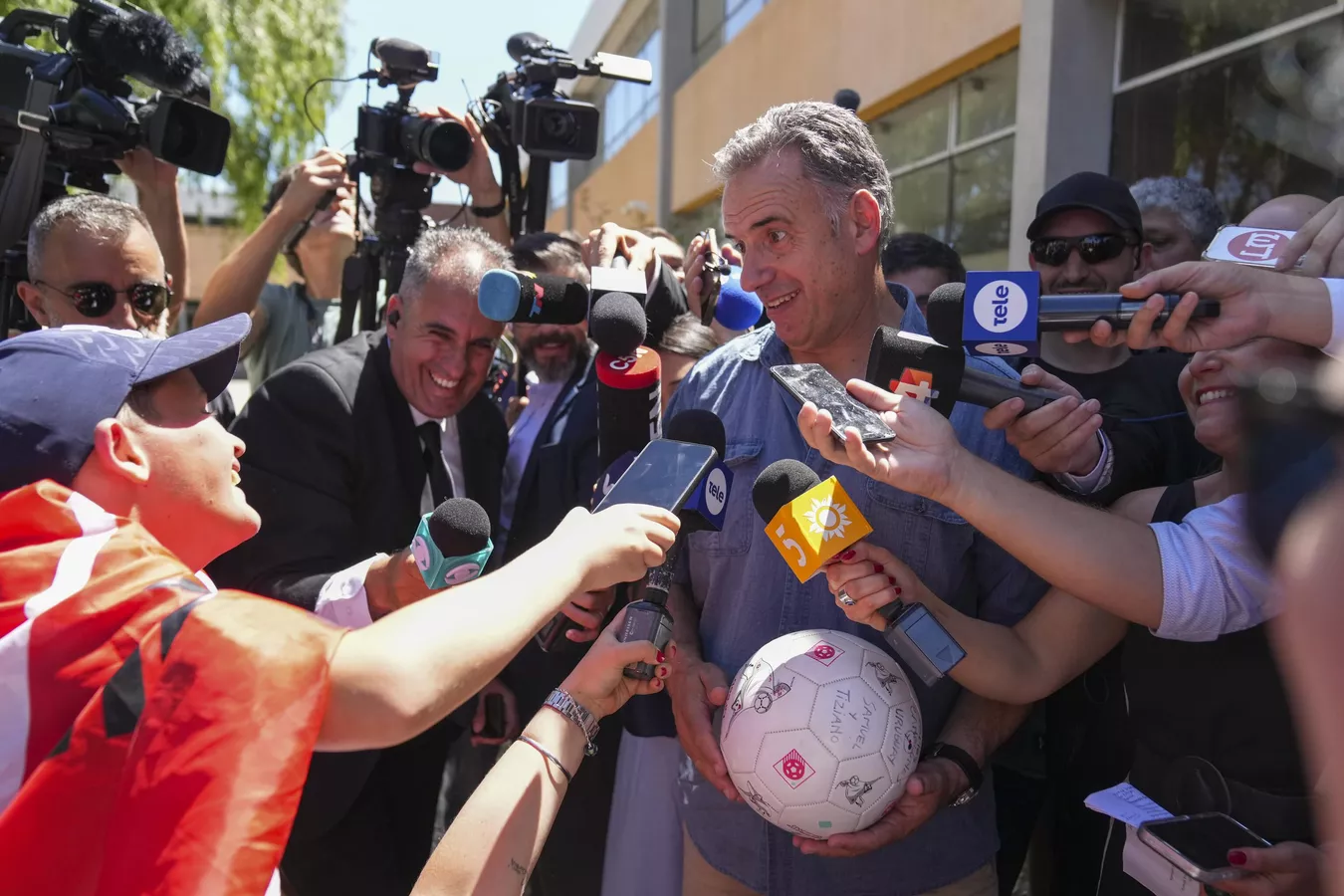 Candidato da esquerda, Orsi vence eleição presidencial no Uruguai