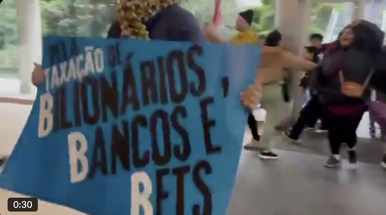 Manifestantes ocupam sede do Itaú BBA na Faria Lima para exigir taxação dos 'super-ricos'; veja vídeo