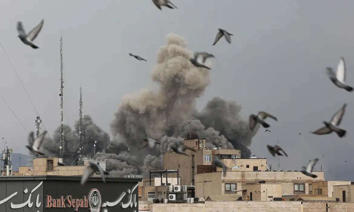 Estratégia e Resistência: Como o Irã mantém a "iniciativa de guerra" frente aos EUA