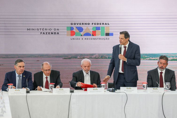 Brasília (DF) 09/04/2024 – Ministro da Fazenda, Fernando Haddad (c) disrusa durante anuncio de novas medidas de ajuda e apoio ao Rio Grande do Su
Foto: José Cruz/Agência Brasil