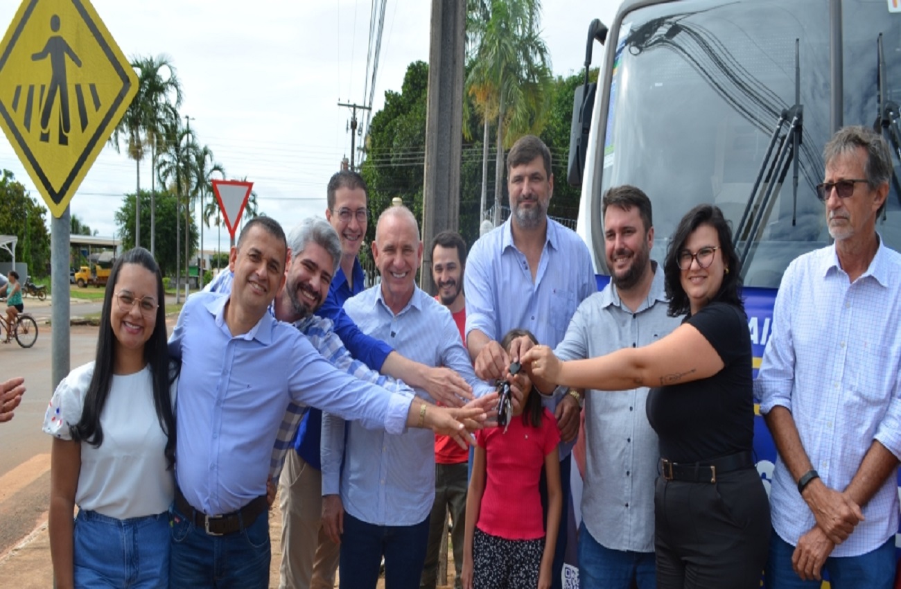 Deputado Ezequiel Neiva entrega micro-ônibus para reforçar a saúde em Cabixi