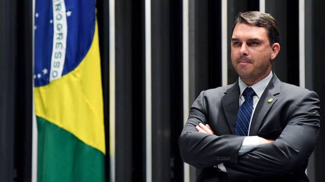 Opção de Bolsonaro por Flávio na disputa presidencial é questão de sobrevivência do clã no cenário político