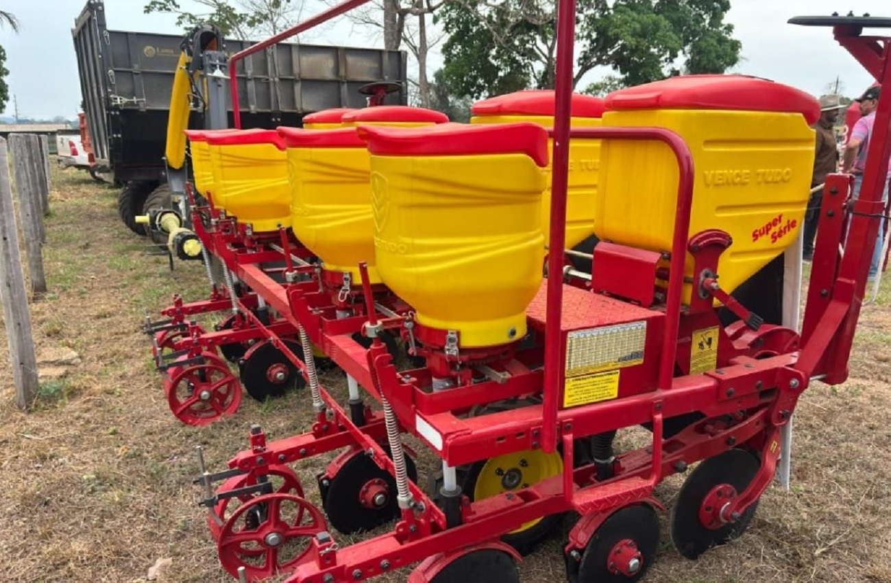 Com investimentos agrícolas, deputado Alan Queiroz fortalece associação no município de Jaru