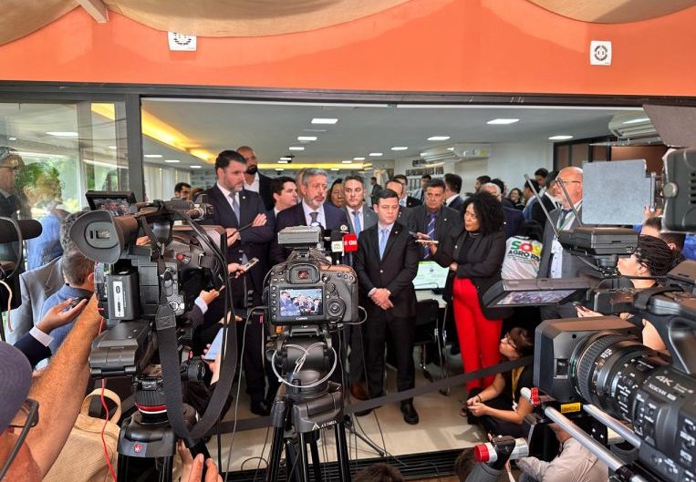 Crise Carrefour: Brasil ameaça retaliação após ataque à carne brasileira e CEO francês recua