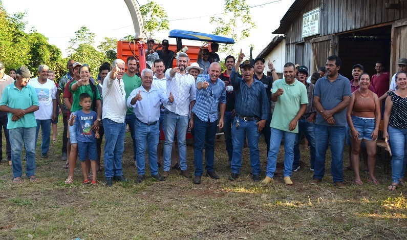 Ezequiel Neiva fortalece agricultura familiar com colhedora de forragem em Machadinho do Oeste