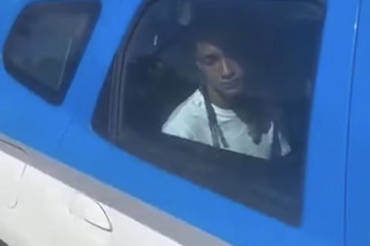 Rapper Oruam é detido na Barra da Tijuca e levado para delegacia no Rio; veja o vídeo