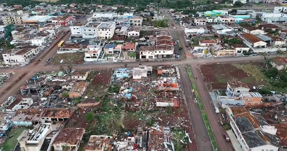 Tornado EF3 cidade no Paraná: Seis mortos e mais de 430 feridos em Rio Bonito do Iguaçu