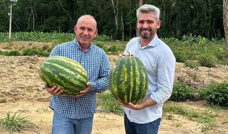 Ezequiel Neiva impulsiona setor produtivo com a entrega de 1394 toneladas de calcário em Machadinho do Oeste