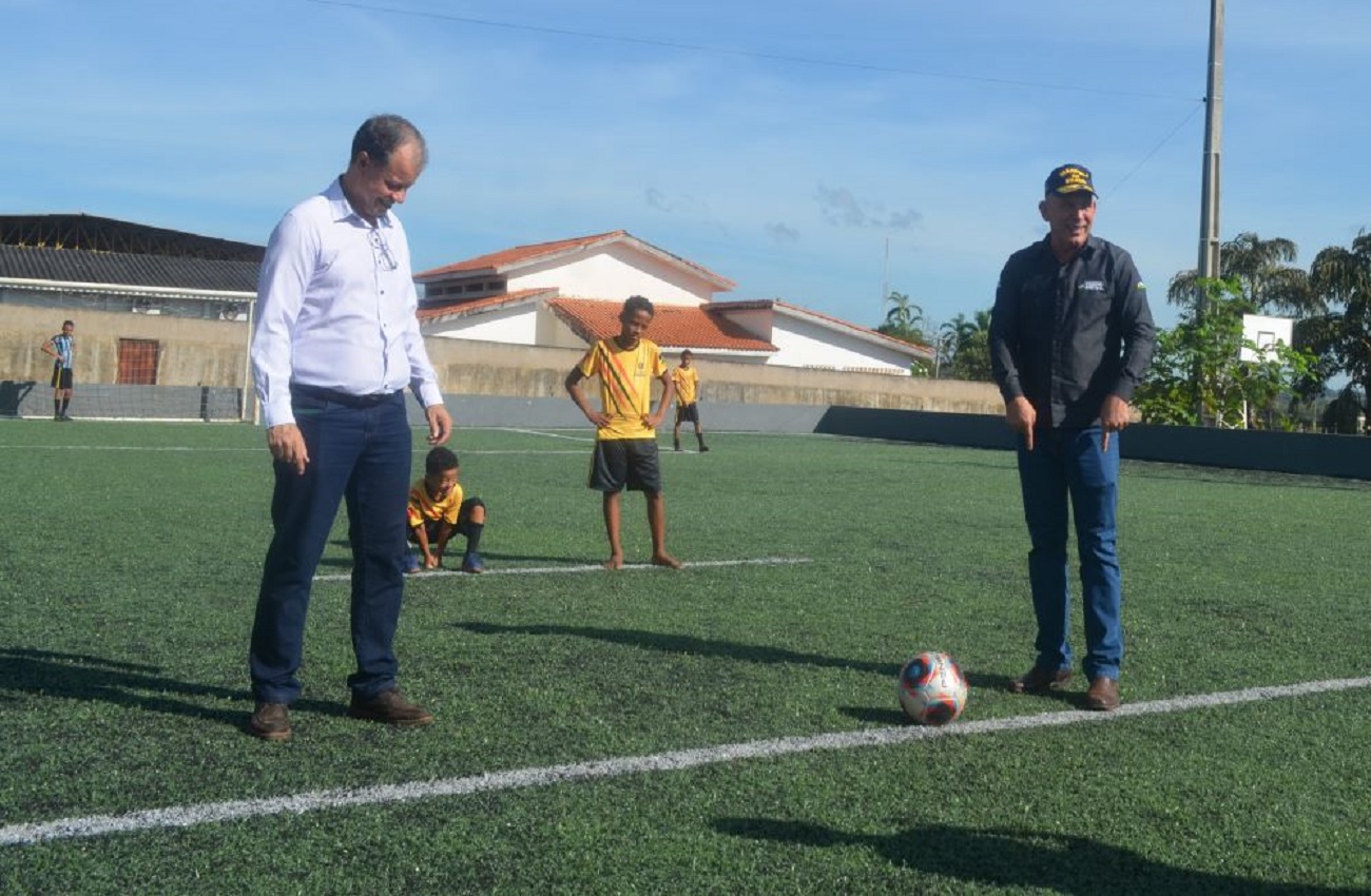 Ezequiel Neiva prestigia inauguração do primeiro campo público com gramado sintético em Colorado do Oeste