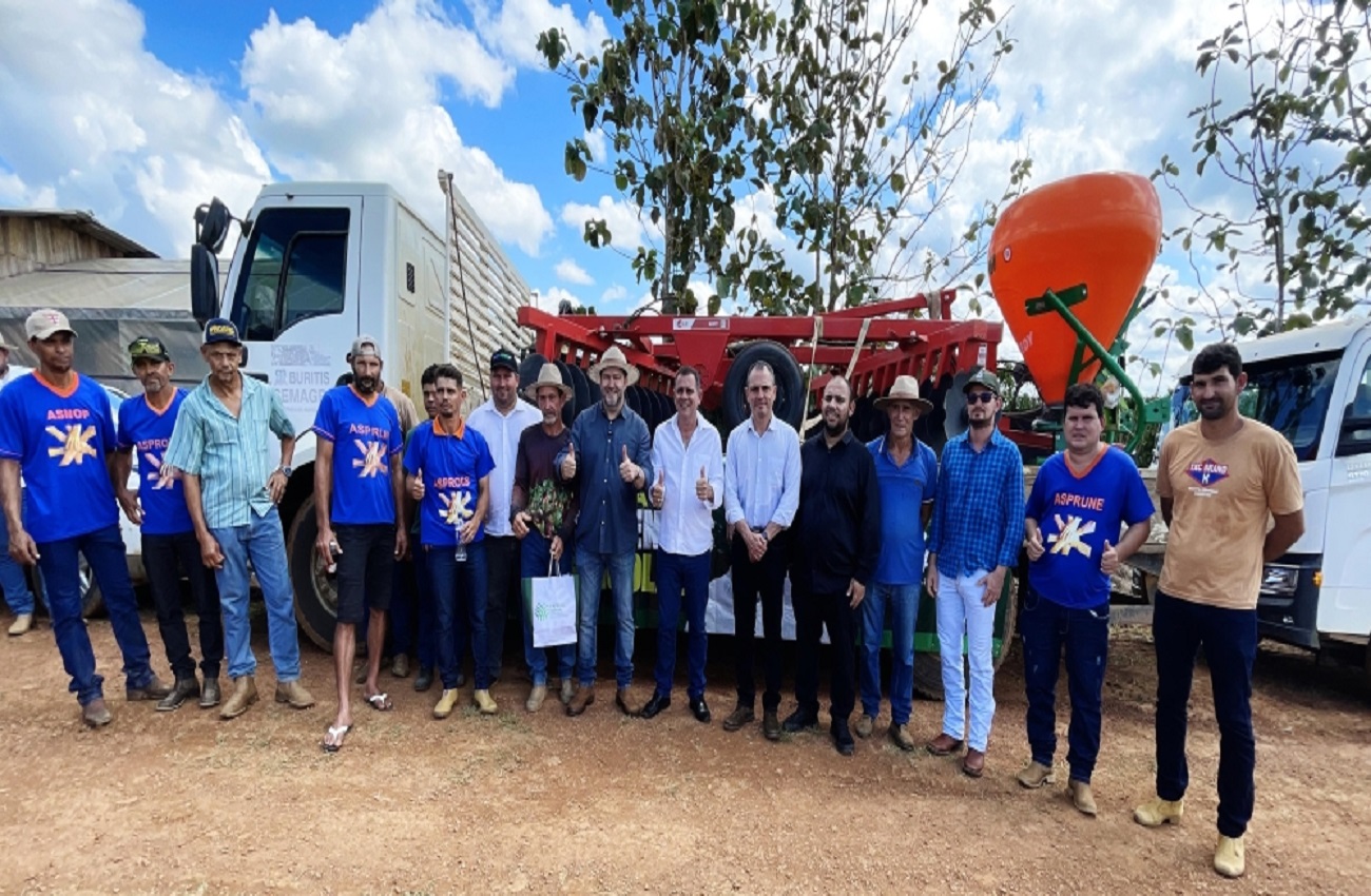Presidente da Assembleia Legislativa participa da entrega de implementos agrícolas para onze associações em Buritis