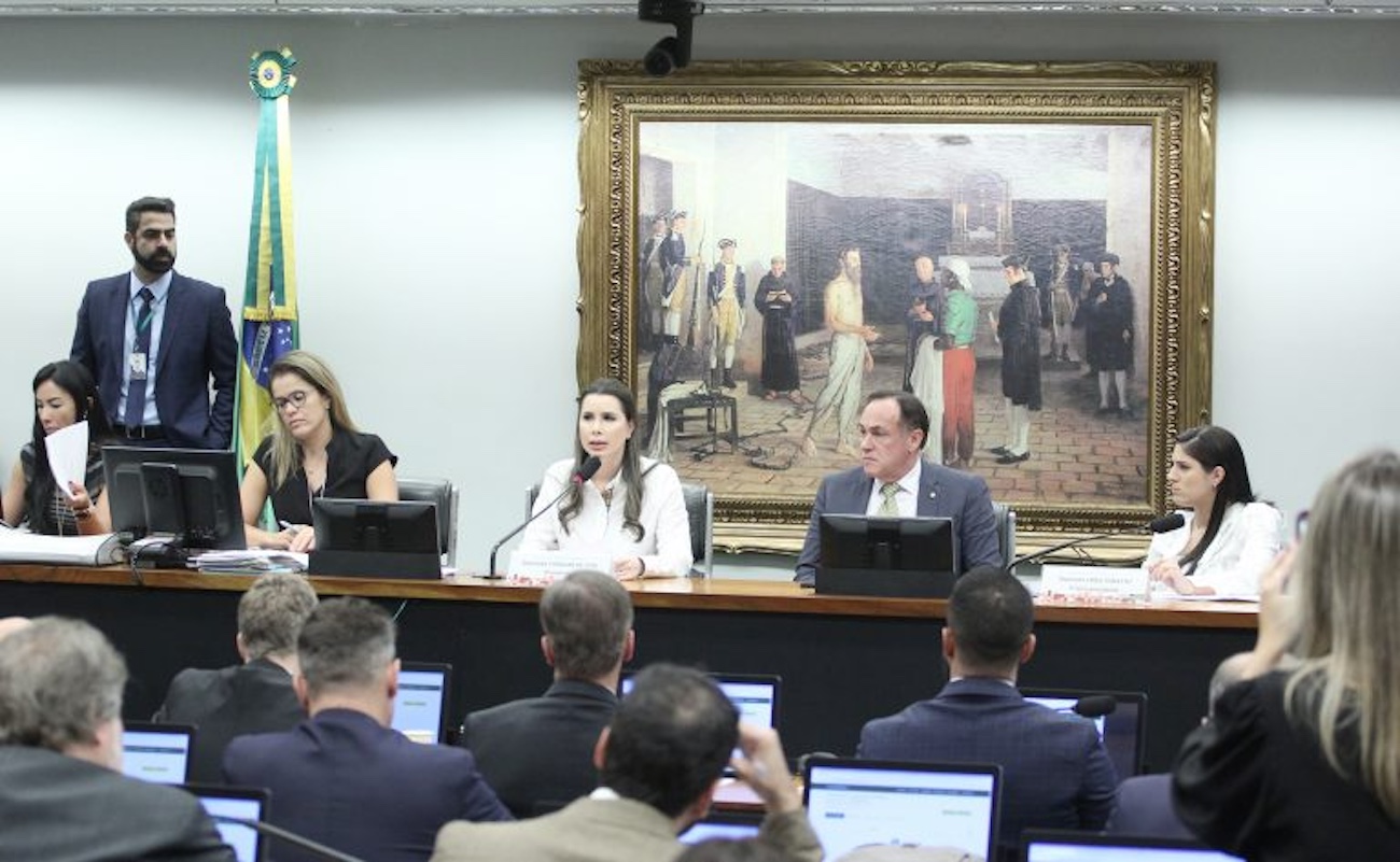PEC polêmica ameaça poder do STF: Congresso avança com proposta que limita decisões monocráticas