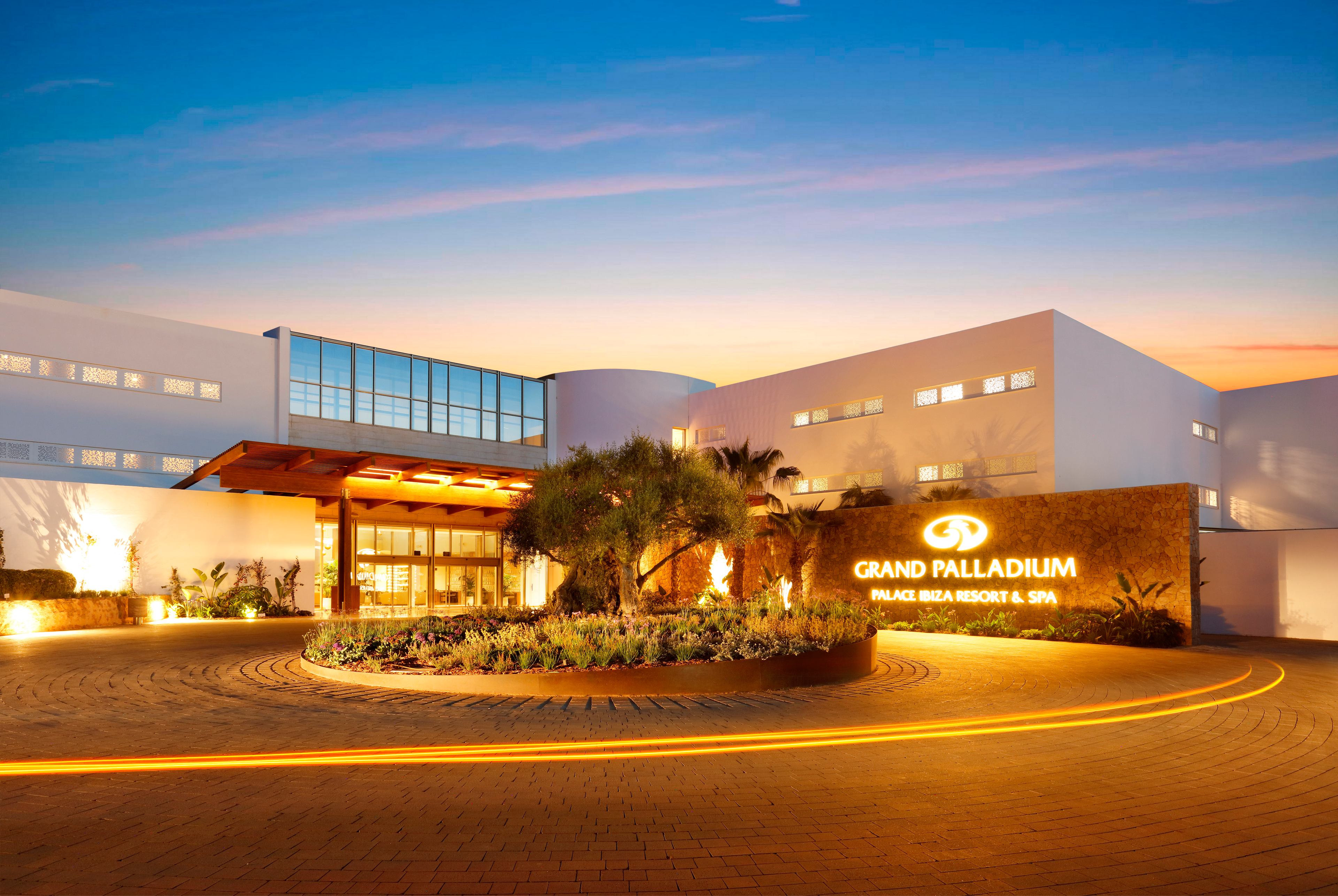 https://media.jet2.com/is/image/jet2/IBZ_69409_Grand_Palladium_Palace_Ibiza_Resort_And_Spa_0723_39?dpr=off&qlt=85&wid=3840