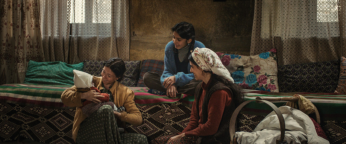Fotoğrafta kız kardeşlere can veren Ece Yüksel (solda), Helin Kandemir (ortada) ve Cemre Ebüzziya (sağda) var.