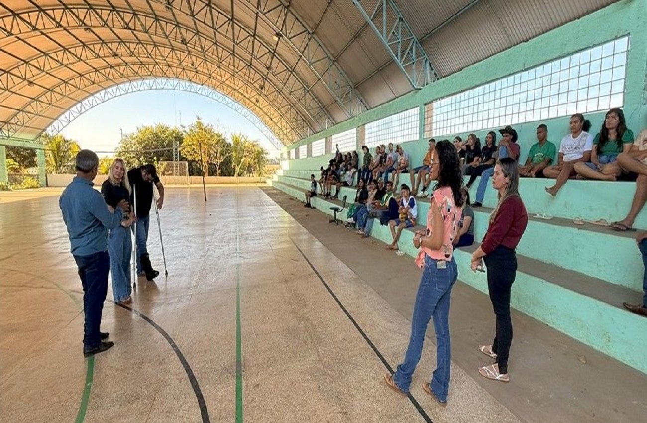 Ieda Chaves confere reforma concluída de quadra esportiva em escola agrícola de Cerejeiras