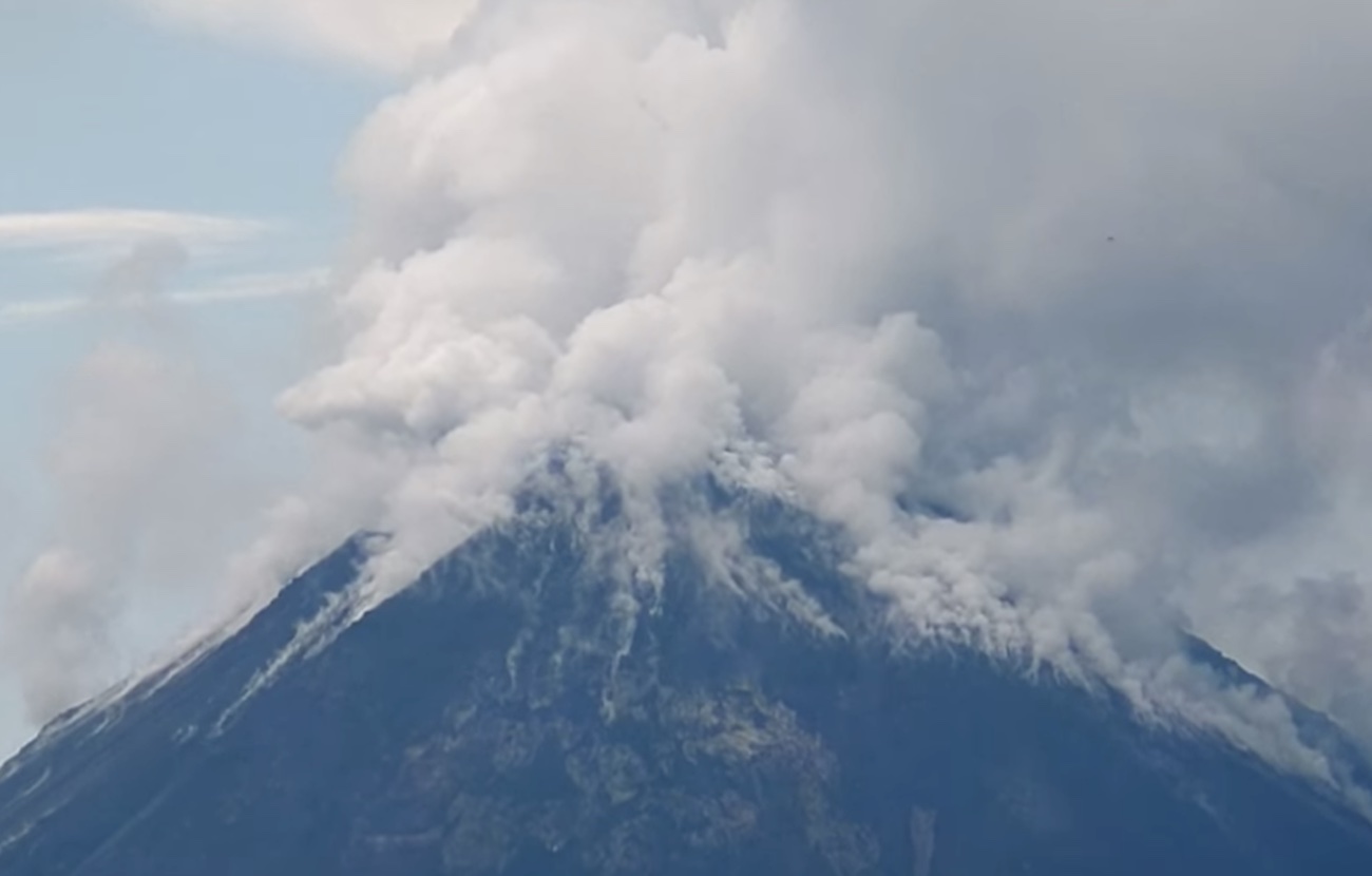 Vulcão "gêmeo" na Indonésia entra em erupção e ameaça população com nuvem de cinzas de 6 km