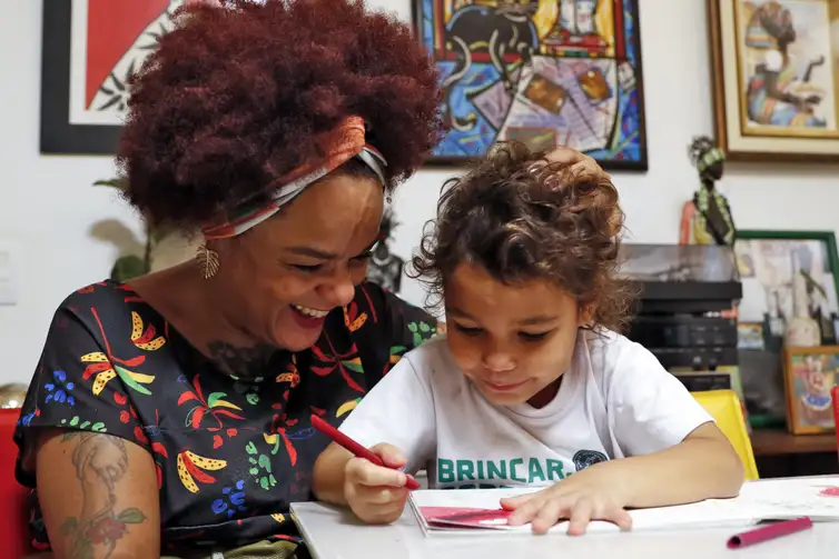 Brasília (DF), 28/11/2024 - Mães adotivas. Leonor Costa com sua filha adotiva Safyra. Foto: Bruno Peres/Agência Brasil