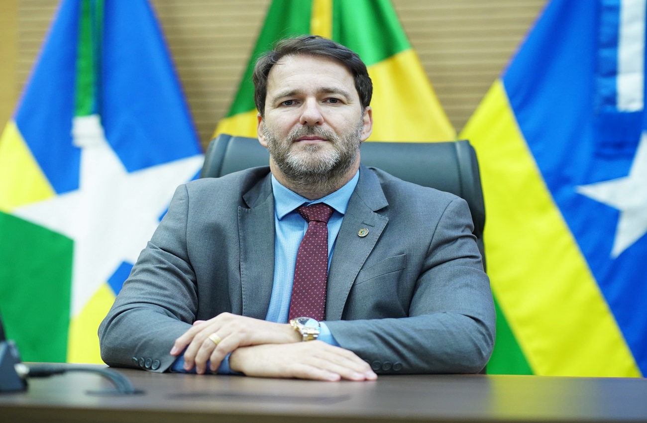 Alex Redano solicita fornecimento de rejeito e massa asfáltica para a RO-458 em Alto Paraíso