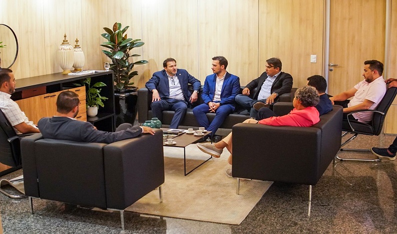 Alex Redano recebe lideranças de Ariquemes para tratar de demandas do município
