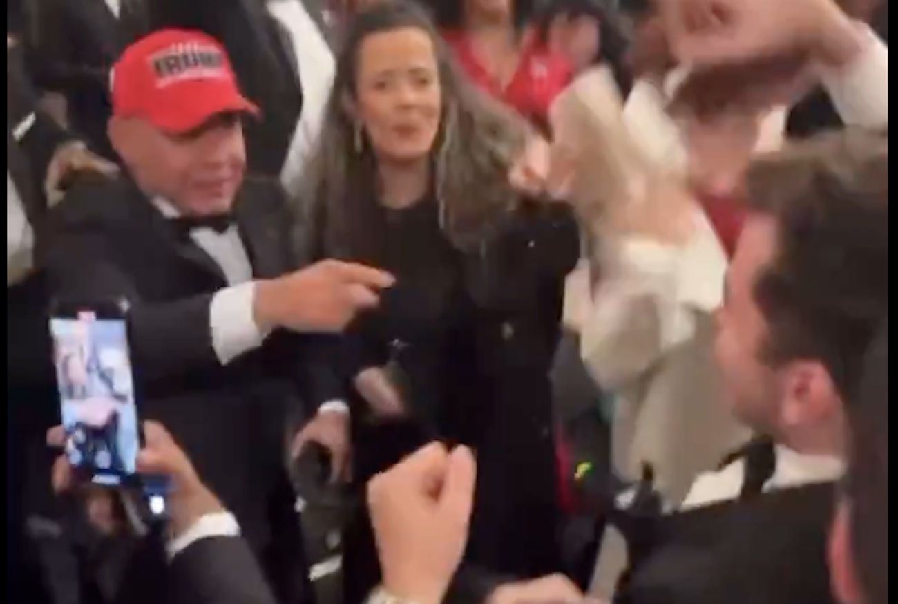 Chrisóstomo assiste posse de Trump pela TV e cai na farra nos EUA