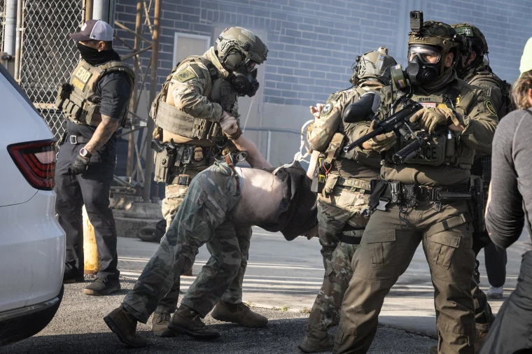 Meta remove grupo com mais de 80 mil membros usado para divulgar informações sobre agentes de imigração (ICE) em Chicago