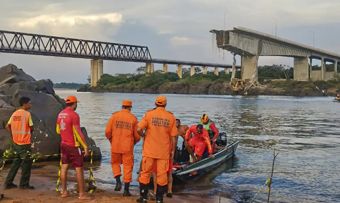 Sobe para 14 o número desaparecidos após queda de ponte interestadual